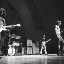 Gimme Danger: i The Stooges sul palco in un'immagine del documentario