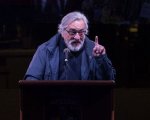 Robert De Niro, Sally Field, Mark Ruffalo e le altre star a New York contro Donald Trump