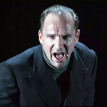 Almeida Theatre Live - Riccardo III: un'inquadratura ravvicinata di Ralph Fiennes sul palco