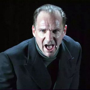 Almeida Theatre Live - Riccardo III: un'inquadratura ravvicinata di Ralph Fiennes sul palco