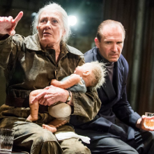 Almeida Theatre Live - Riccardo III: Vanessa Redgrave e Ralph Fiennes in scena