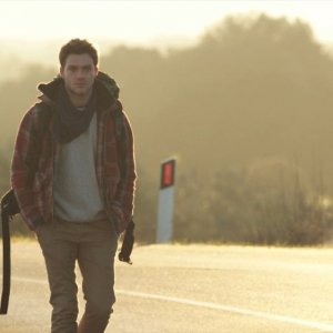 La terra e il vento: Lorenzo Richelmy in una scena del film