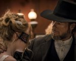 Brimstone: Guy Pearce è un violento predicatore nel nuovo trailer