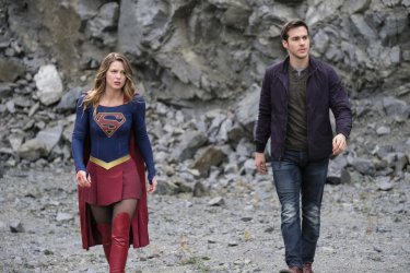 Supergirl: Melissa Benoist e Chris Wood nell'episodio Supergirl Lives