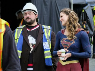 Supergirl: Kevin Smith e Melissa Benoist sul set di Supergirl Lives