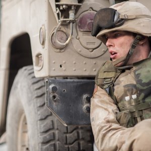 Sand Castle: una foto dell'attore Nicholas Hoult