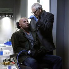 Legends of Tomorrow: gli attori Dominic Purcell e Victor Garber in Raiders of the Lost Art