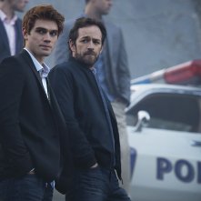 Riverdale: K.K. Apa e Luke Perry nell'episodio The River's Edge