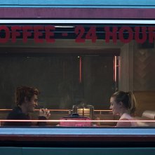 Riverdale: K.J. Apa e l'attrice Lili Reinhart in The River's Edge