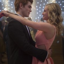 Riverdale: gli attori K.J. Apa e Lili Reinhart nell'episodio The River's Edge