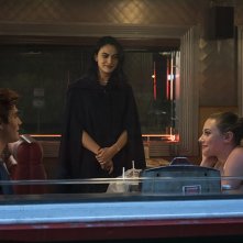 Riverdale: K.J. Apa, Camila Mendes e Lili Reinhart in The River's Edge