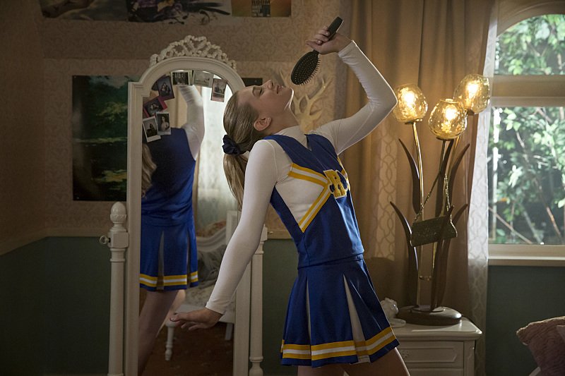 Riverdale: l'attrice Lili Reinhart in The River's Edge