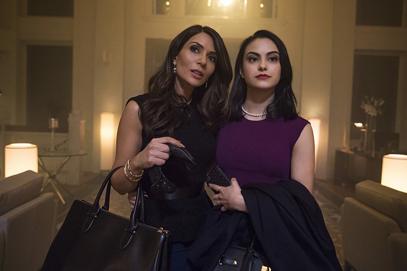 Camila Mendes e Marisol Nichols in una scena di Riverdale