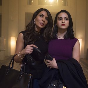 Riverdale: Marisol Nichols e Camila Mendes in The River's Edge