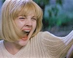 Scream: Drew Barrymore rifà la scena iniziale dell'horror di Wes Craven in TV! (VIDEO)