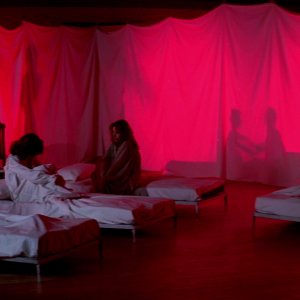 Le allieve di Suspiria riunite in una sala-dormitorio di fortuna