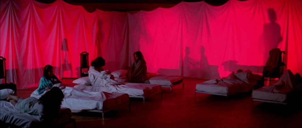 Le allieve di Suspiria riunite in una sala-dormitorio di fortuna