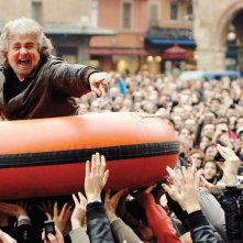 Beppe Grillo galleggia sulla folla