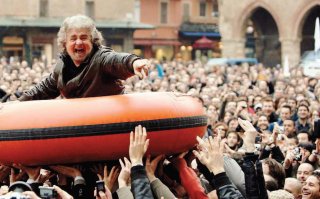 Beppe Grillo galleggia sulla folla