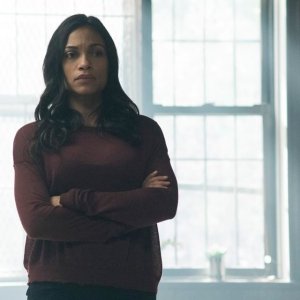 Iron Fist: un'immagine di Rosario Dawson