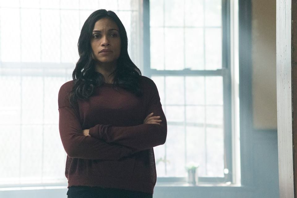 Iron Fist: un'immagine di Rosario Dawson