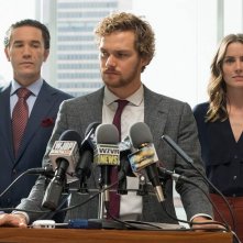 Iron Fist: Finn Jnoes parla ai media in una scena