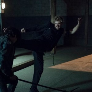 Iron Fist: Finn Jones sfodera una mossa di arti marziali in combattimento