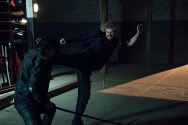 Iron Fist: Finn Jones sfodera una mossa di arti marziali in combattimento