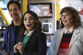 Powerless: Danny Pudi, Vanessa Hudgens e Jenni Pierson in una foto del primo episodio