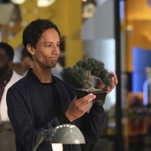 Powerless: una foto dell'attore Danny Pudi