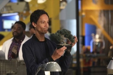 Powerless: una foto dell'attore Danny Pudi