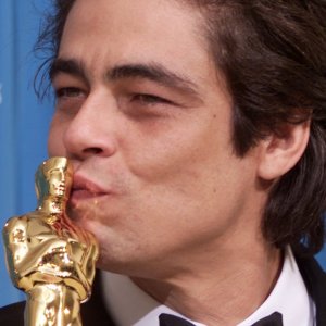 Benicio Del Toro con l suo Oscar per Traffic