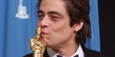 Benicio Del Toro con l suo Oscar per Traffic