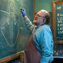 Autopsy: Brian Cox in una scena del film