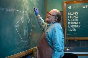 Autopsy: Brian Cox in una scena del film