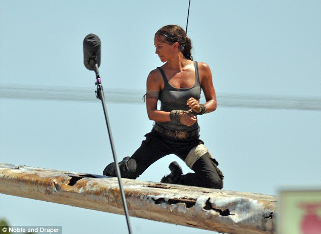 Tomb Raider: Alicia Vikander sul set del film