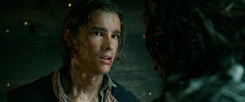 Pirati dei Caraibi: La vendetta di Salazar - Brenton Thwaites e Javier Bardem in una foto del film