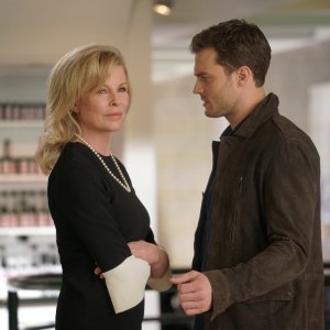 Cinquanta sfumature di nero: Kim Basinger e Jamie Dornan in una foto del film