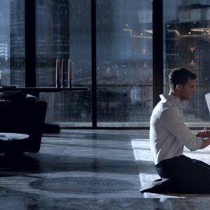 Cinquanta sfumature di nero: Jamie Dornan e Dakota Johnson in una foto del film