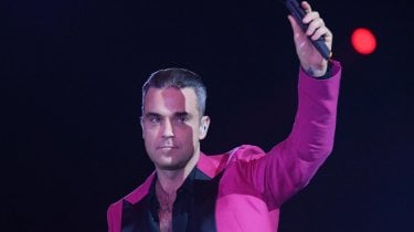 Robbie Williams durante una performance