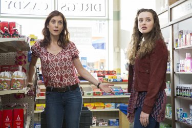 13 Reasons Why: Katherine Langford e Kate Walsh in una foto della serie