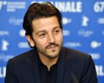 Berlino 2017: Diego Luna contro Trump, 'Sono venuto qui per imparare a distruggere i muri'