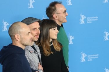 Berlino 2017: uno scatto di Ewen Bremner, Danny Boyle, Jonny Lee Miller e Anjela Nedyalkova al photocall di T2 Trainspotting