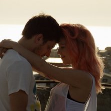 Il padre d'Italia: una sorridente Isabella Ragonese e Luca Marinelli in una scena del film