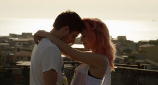 Il padre d'Italia: una sorridente Isabella Ragonese e Luca Marinelli in una scena del film
