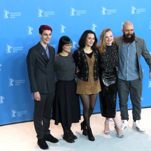 Berlino 2017: Maria-Victoria Dragus, Ella Rumpf e Jakob Lass al photocall di Tiger Girl