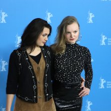 Berlino 2017: Ella Rumpf eMaria-Victoria Dragus al photocall di Tiger Girl