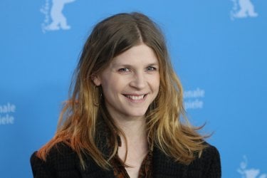 Berlino 2017: una sorridente Clémence Poésy al photocall di Final Portrait