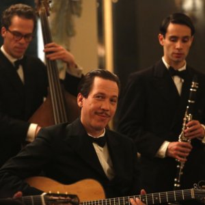 Django: Reda Kateb in una scena del film con i suoi musicisti