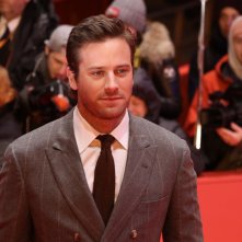 Berlino 2017: Armie Hammer in posa sul red carpet di Final Portrait
